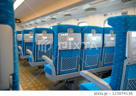 無人の新幹線車内 123074136