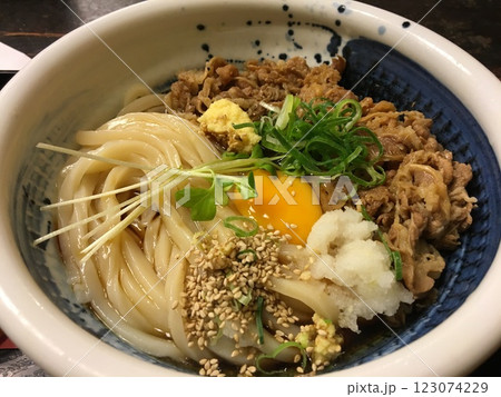 阪急三番街で食べるうどん 阪急三番街で食べるうどん 123074229