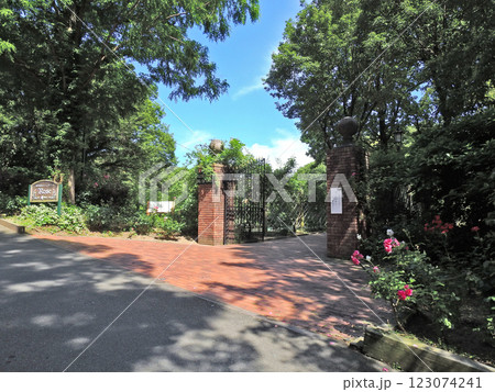福岡県太宰府市のキャンバス内にあるイングリッシュガーデン入り口 福岡県太宰府市のキャンバス内にあるイングリッシュガーデン入り口 123074241