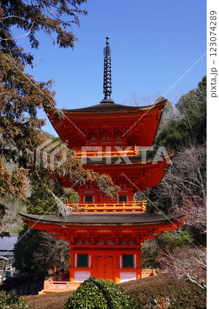 岡山県下最古の木造塔建築の三重塔がある真言宗のお寺「長福寺」 岡山県下最古の木造塔建築の三重塔がある真言宗のお寺「長福寺」 123074289