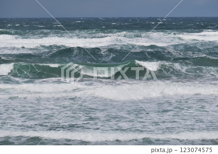 冬の海と波のある風景（出雲市） 123074575