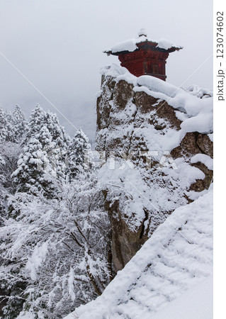 雪景色の山寺 123074602