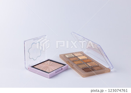 An Elegant Display of Makeup Palettes with Shimmering Highlighter and Warm Neutral Eyeshadows Perfect for Any Occasion or Everyday Glamour 123074761