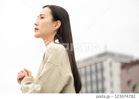 都会に佇むビジネスウーマン 123074782