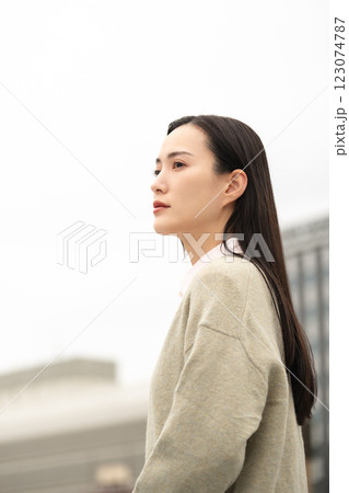 都会に佇むビジネスウーマン 123074787