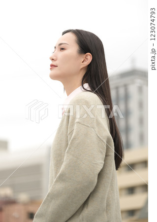 都会に佇むビジネスウーマン 123074793
