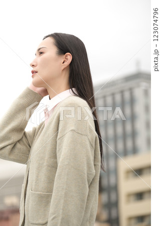 都会に佇むビジネスウーマン 123074796