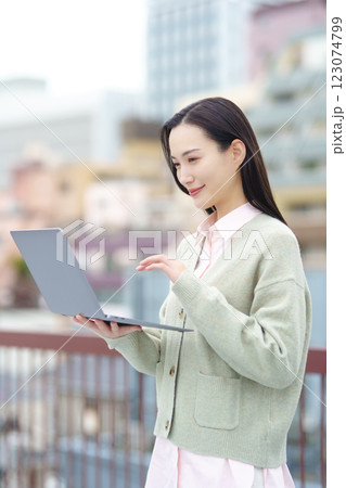 都会とパソコンとビジネスウーマンのイメージ 都会とパソコンとビジネスウーマンのイメージ 123074799