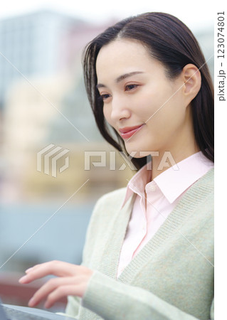 都会とパソコンとビジネスウーマンのイメージ 都会とパソコンとビジネスウーマンのイメージ 123074801