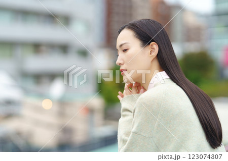 都会に佇むビジネスウーマン 123074807