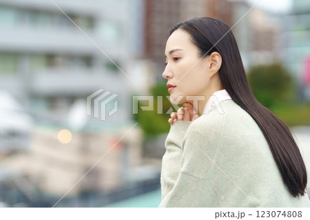 都会に佇むビジネスウーマン 123074808