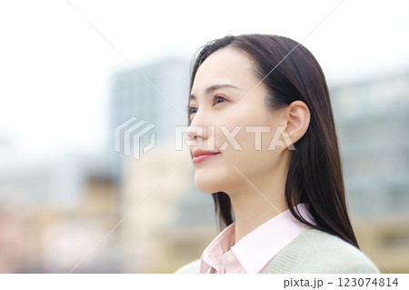 都会に佇むビジネスウーマン 123074814