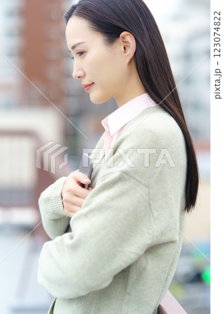 都会とパソコンとビジネスウーマンのイメージ 123074822