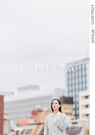 都会に佇むビジネスウーマン 123074823