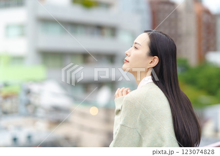 都会に佇むビジネスウーマン 123074828