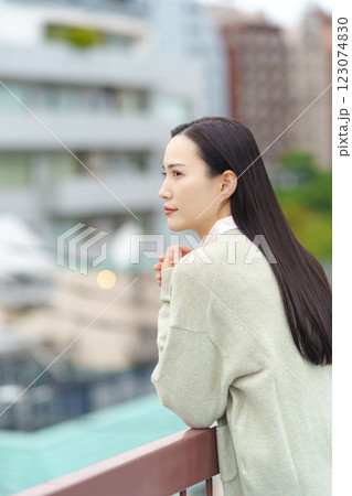 都会に佇むビジネスウーマン 123074830