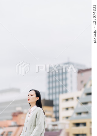 都会に佇むビジネスウーマン 123074833