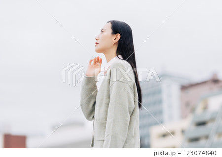 都会に佇むビジネスウーマン 123074840
