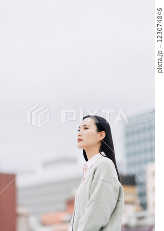 都会に佇むビジネスウーマン 123074846