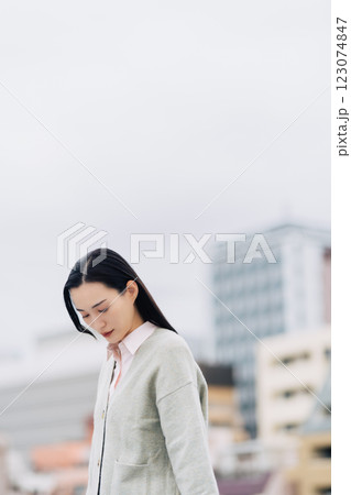都会に佇むビジネスウーマン 123074847