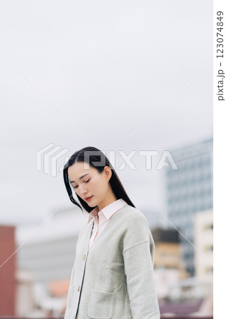 都会に佇むビジネスウーマン 123074849