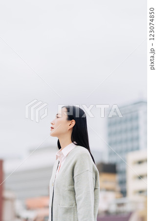 都会に佇むビジネスウーマン 123074850