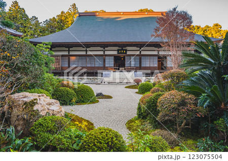 浜松市にある紅葉の色付き始めた龍潭寺の風景(静岡県) 123075504