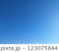 雲のない青空 123075844