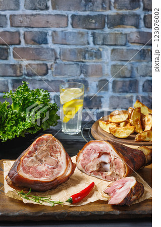 Smoked pork knuckle, ham hock on cutting board Smoked pork knuckle, ham hock on cutting board 123076002