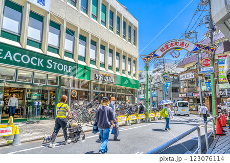 東京都世田谷区の都市風景　経堂駅　経堂本町通り 123076114