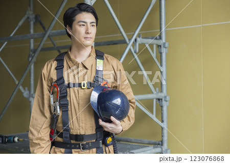 建設現場で働く男性 123076868