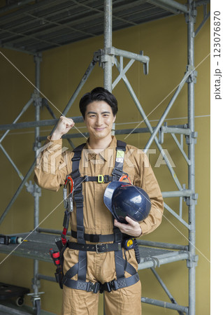 建設現場で働く男性 123076870