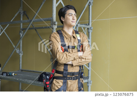 建設現場で働く男性 建設現場で働く男性 123076875