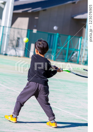 テニスをする男の子　幼児 123076905