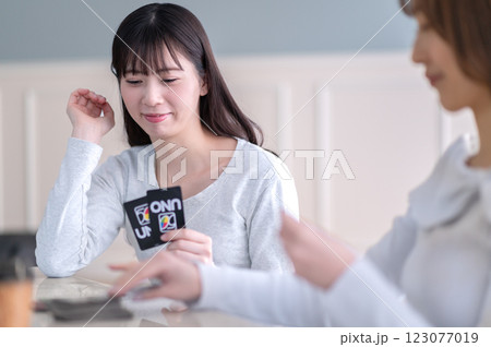 カードゲームで遊ぶ若い2人の女性 カードゲームで遊ぶ若い2人の女性 123077019