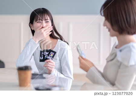 カードゲームで遊ぶ若い2人の女性 カードゲームで遊ぶ若い2人の女性 123077020