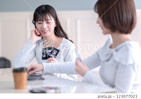 カードゲームで遊ぶ若い2人の女性 123077021