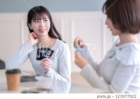 カードゲームで遊ぶ若い2人の女性 カードゲームで遊ぶ若い2人の女性 123077022