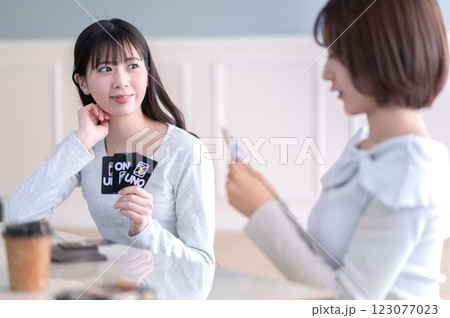 カードゲームで遊ぶ若い2人の女性 カードゲームで遊ぶ若い2人の女性 123077023