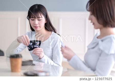 カードゲームで遊ぶ若い2人の女性 カードゲームで遊ぶ若い2人の女性 123077025