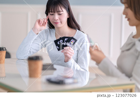 カードゲームで遊ぶ若い2人の女性 カードゲームで遊ぶ若い2人の女性 123077026