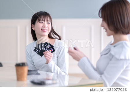 カードゲームで遊ぶ若い2人の女性 123077028
