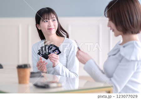 カードゲームで遊ぶ若い2人の女性 123077029