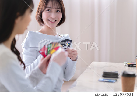 カードゲームで遊ぶ若い2人の女性 123077031