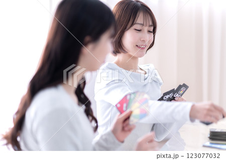 カードゲームで遊ぶ若い2人の女性 カードゲームで遊ぶ若い2人の女性 123077032