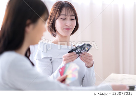 カードゲームで遊ぶ若い2人の女性 カードゲームで遊ぶ若い2人の女性 123077033