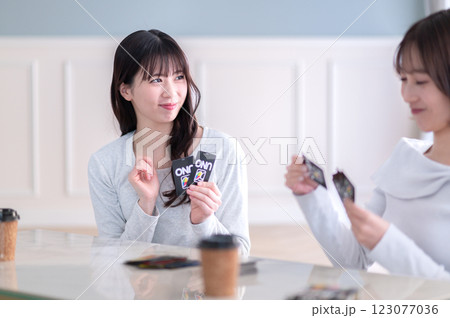 カードゲームで遊ぶ若い2人の女性 123077036