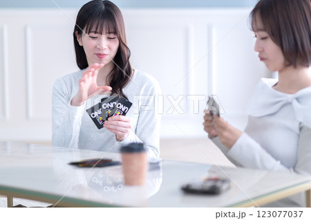 カードゲームで遊ぶ若い2人の女性 123077037