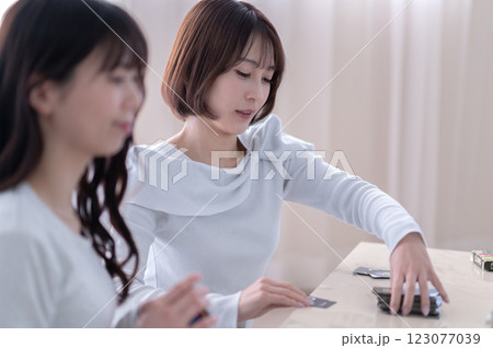 カードゲームで遊ぶ若い2人の女性 123077039