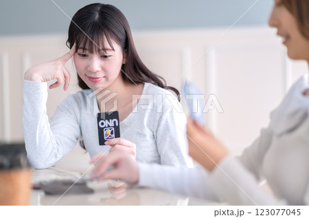 カードゲームで遊ぶ若い2人の女性 123077045